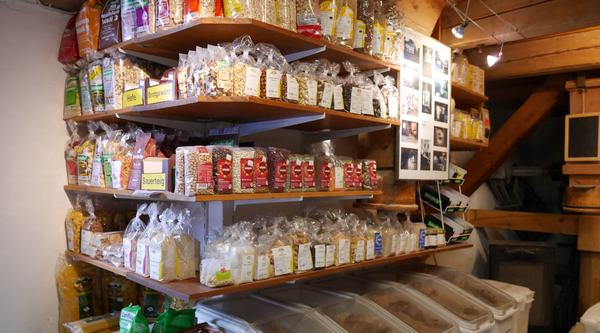 Neben den Mehlsorten werden auch Produkte wie zum Beispiel Müsli, Rapsöl, Reis, Linsen verkauft.