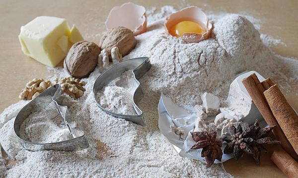 Backen zur Weihnachtszeit. Komposition mit Mehl, Ei, Butter, Nüssen und Gewürzen